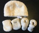 Imagen de Set de gorro, botitas y mitones de  corderito JJ Cole Bebés 0-6 meses