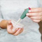Imagen de Set Cepillos Limpiamemas Con Recipiente escurridor Boon - Marrón