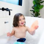 Imagen de Juego de botes apilables con agujeritos para el baño Boon
