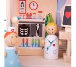 Imagen de Mini hospital de madera con accesorios Bigjigs