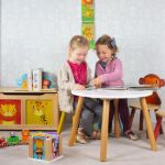 Imagen de Mesa de madera con diseño granja Bigjigs