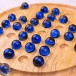 Imagen de Juego de mesa Solitario en madera con canicas Bigjigs
