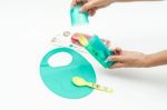 Imagen de Pack cubiertos y babero silicona con estuche Bebedue -verde